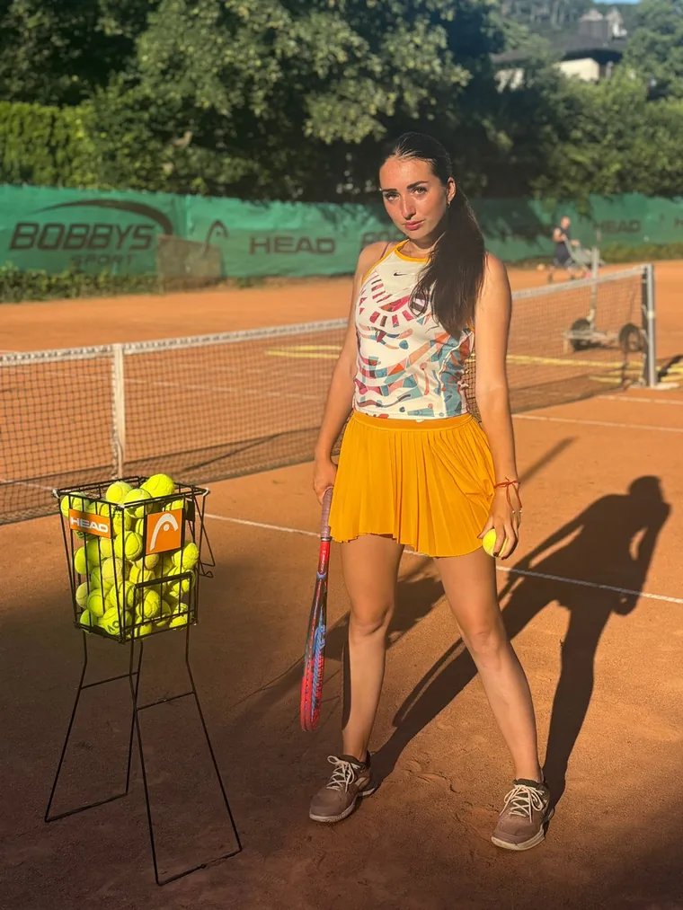 Jessica Kovacs, Head Coach, auf dem Tennisplatz