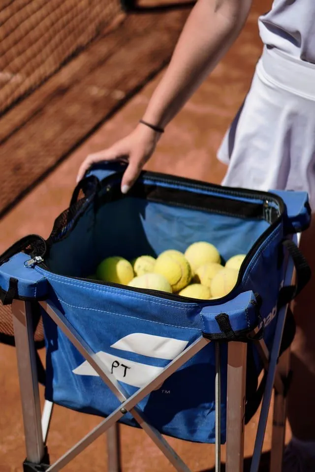 Ballwagen mit Tennisbällen am Sandplatz