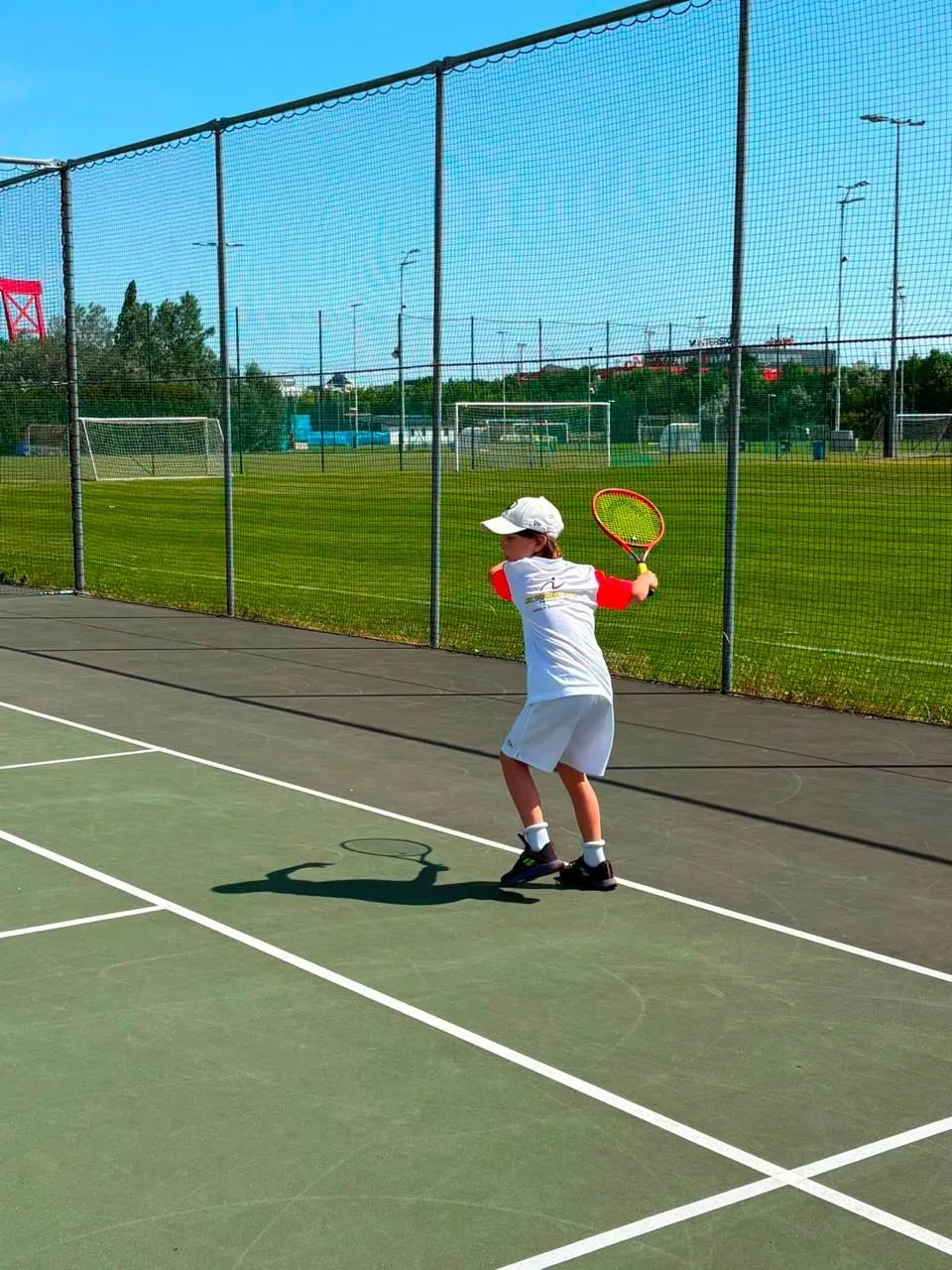 Junge beim Vorhandschlag auf dem Tennisplatz beim PowerTennis Camp
