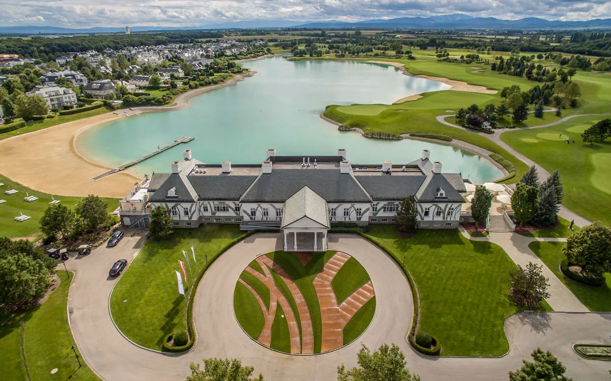 Luftaufnahme der exklusiven Anlage Fontana Oberwaltersdorf mit Clubhaus und See