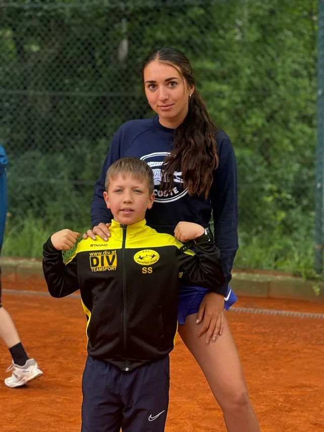 Trainerin mit jungem Spieler beim Einzeltraining