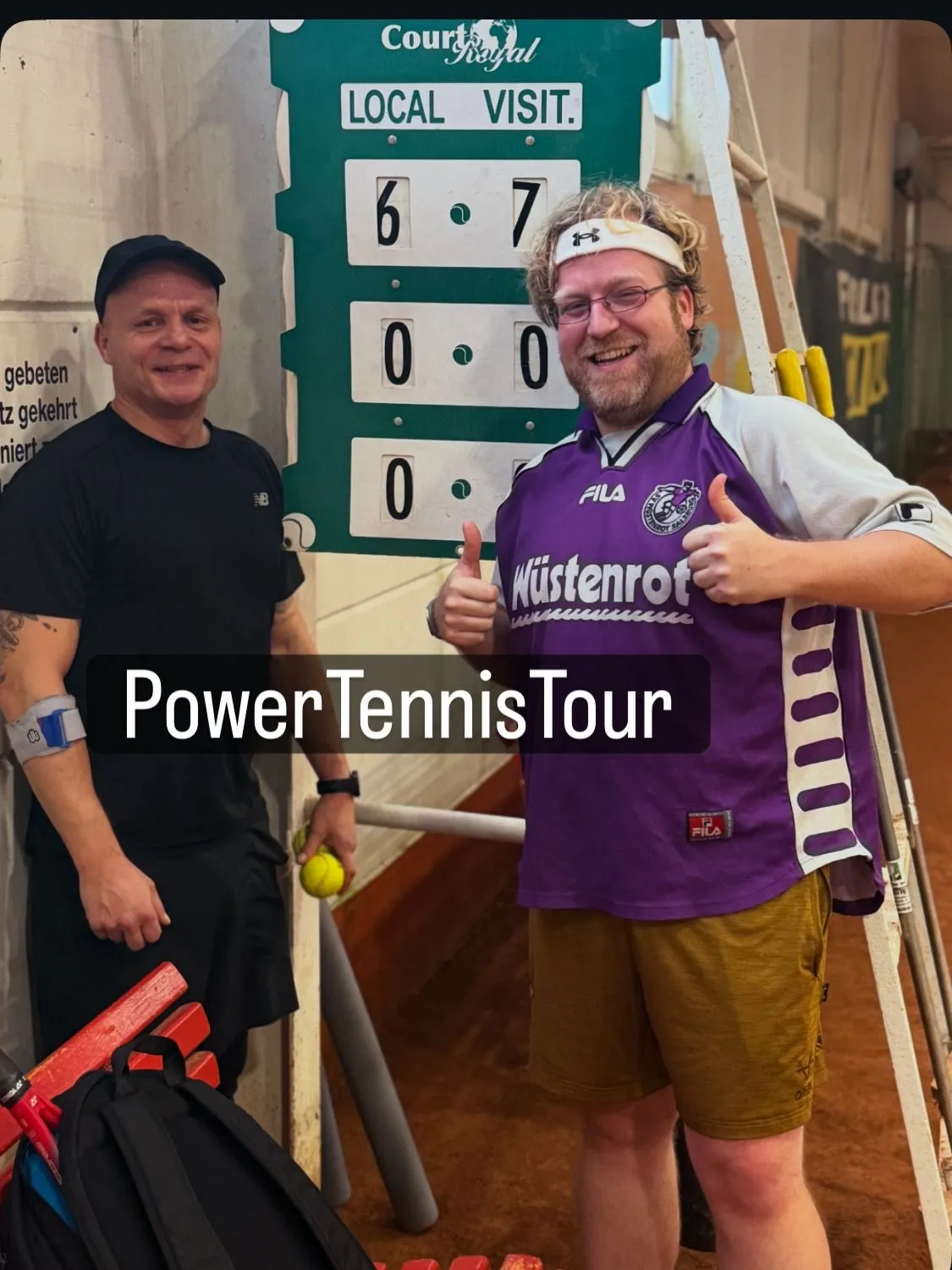 Spieler und Trainer bei einem PowerTennisTour-Turnier